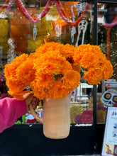 Load image into Gallery viewer, Cempasuchil flower bouquet