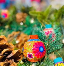 Load image into Gallery viewer, Hand-painted Flower Ornaments