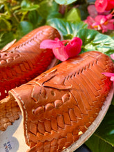 Load image into Gallery viewer, Men’s Mexican Huarache Sandals -- Natural Leather w/ bow