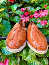 Load image into Gallery viewer, Men’s Mexican Huarache Sandals -- Natural Leather w/ bow
