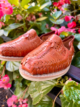 Load image into Gallery viewer, Men’s Mexican Huarache Sandals -- Natural Leather w/ bow
